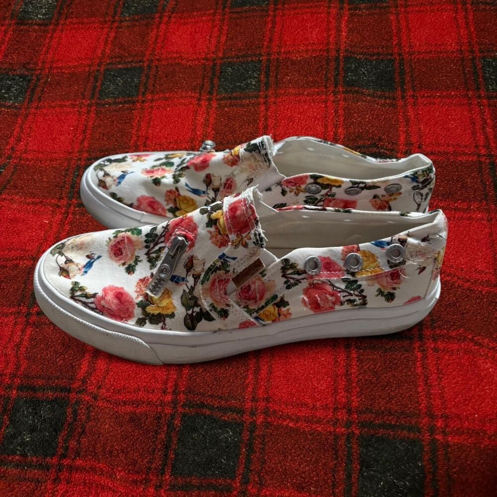 White floral Blowfish Malibu Mariachi slip on shoes with zipper